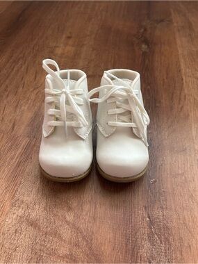 Classic White Baby Lace-Up Walking Shoes size 5W